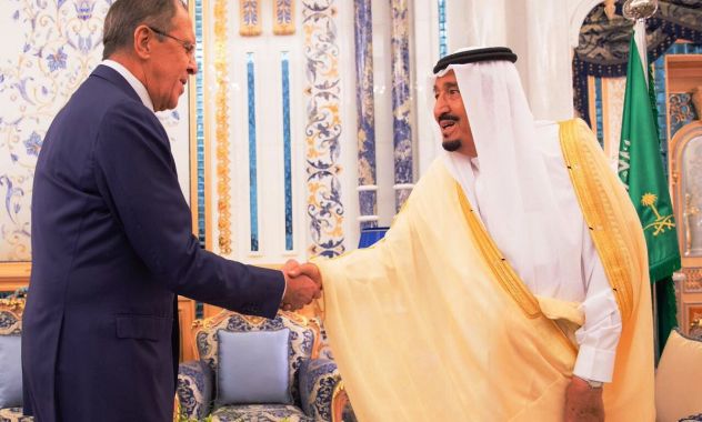 العاهل السعودي يبحث مع «لافروف» الأوضاع الإقليمية والدولية